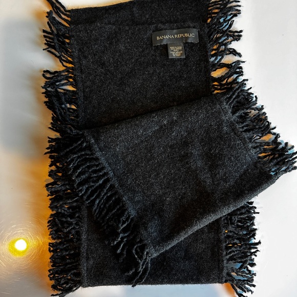 Banana Republic Charcoal Gray Merino Wool Fringe Winter Scarf🧣 - Picture 2 of 5